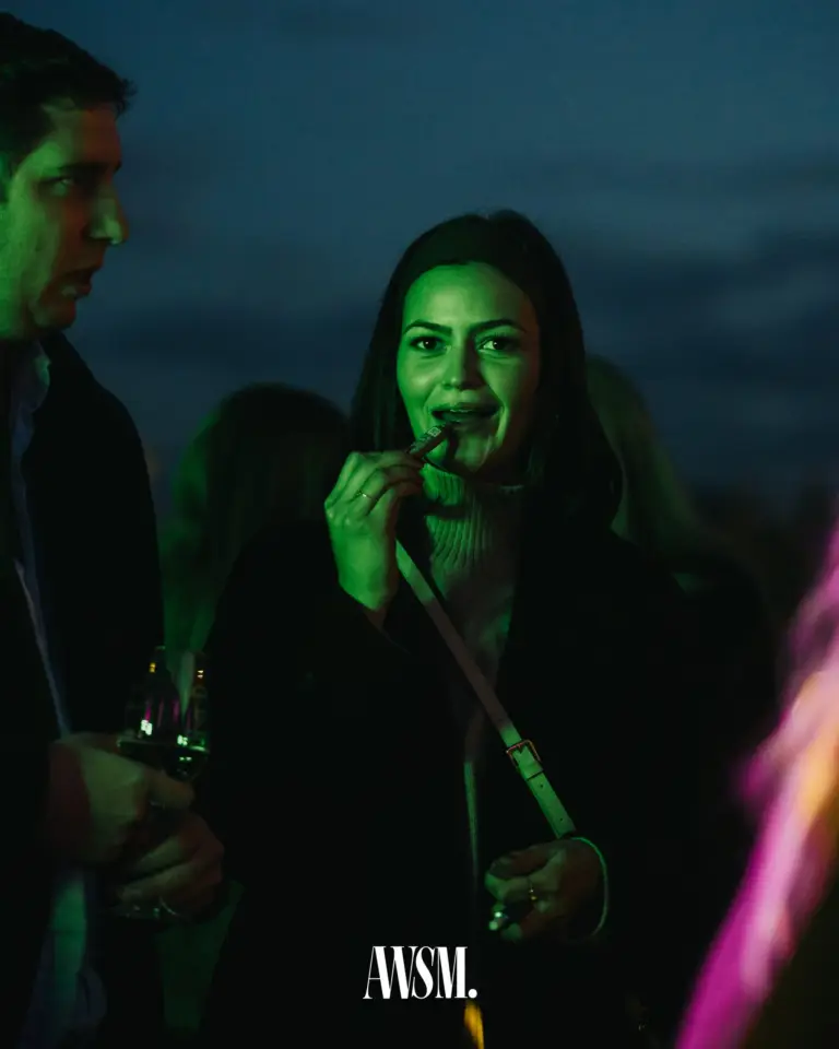 Gast im grünen Partylicht vor dunklem Abendhimmel, daneben ein Gast mit Weinglas – Vineyard Edition, 24.05.2025