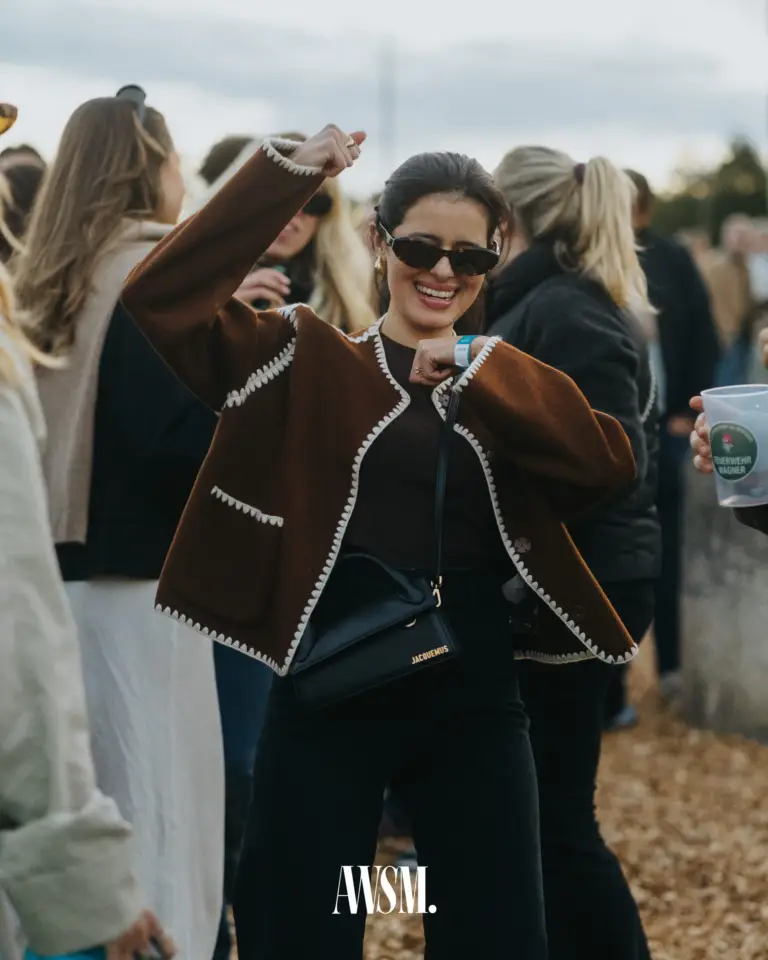 Lachender Gast mit Sonnenbrille und brauner Jacke tanzt in der Menge am Buschenschank – Vineyard Edition, 24.05.2025