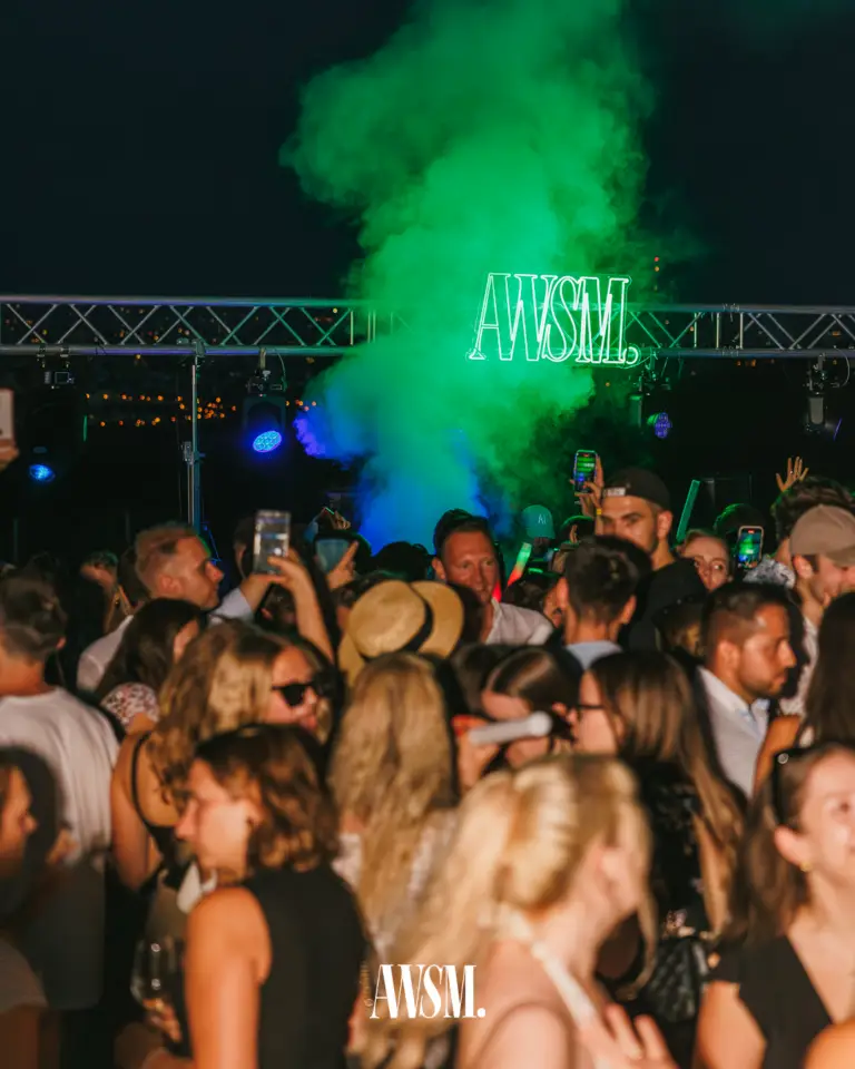 Grüne Nebelwolke steigt über dem leuchtenden AWSM-Schriftzug auf, davor feiert die dichte Menge mit Handys bei Nacht – Vineyard Edition, 19.07.2025