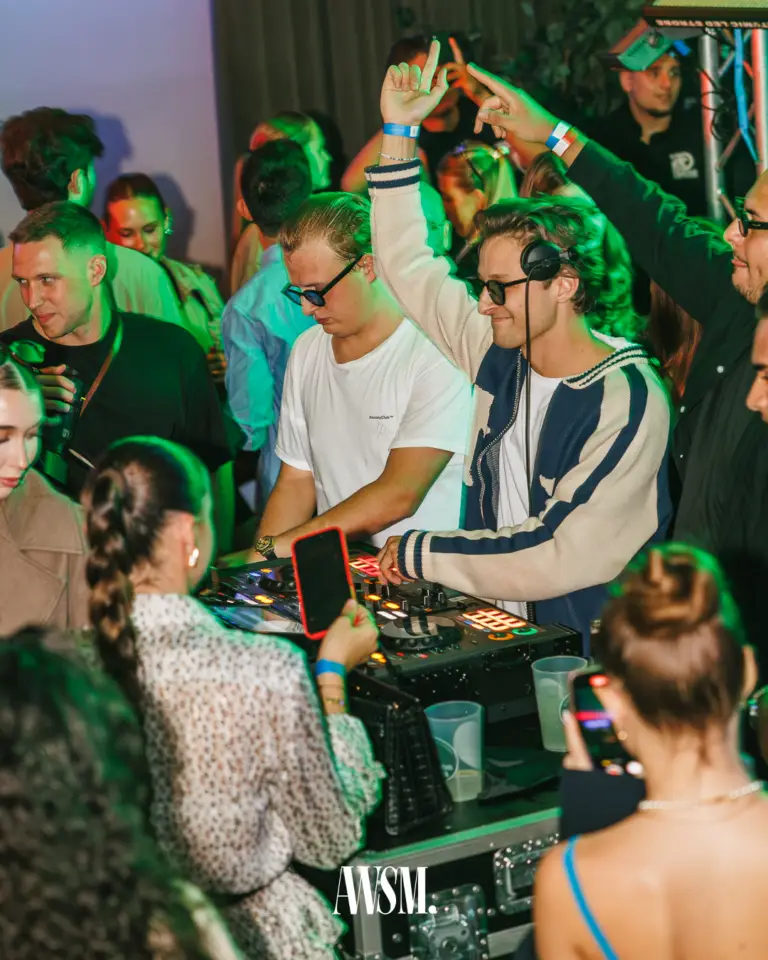 DJs am Pult, rundherum strecken Gäste die Hände in die Höhe und filmen mit dem Handy – Vineyard Edition, 13.09.2025