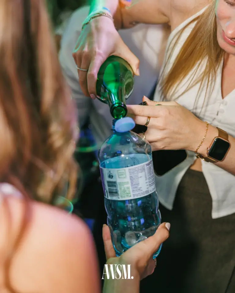 Nahaufnahme: Aus einer grünen Glasflasche wird in eine Plastikflasche mit Wasser umgefüllt – Vineyard Edition, 13.09.2025
