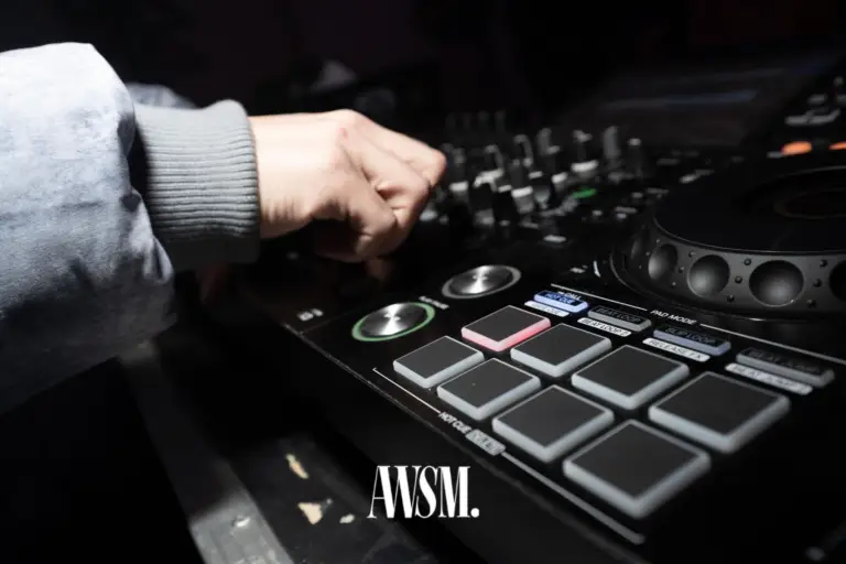 Nahaufnahme einer Hand an den Reglern und Pads des DJ-Controllers im Halbdunkel – NYE Skyline Edition, 31.12.2025